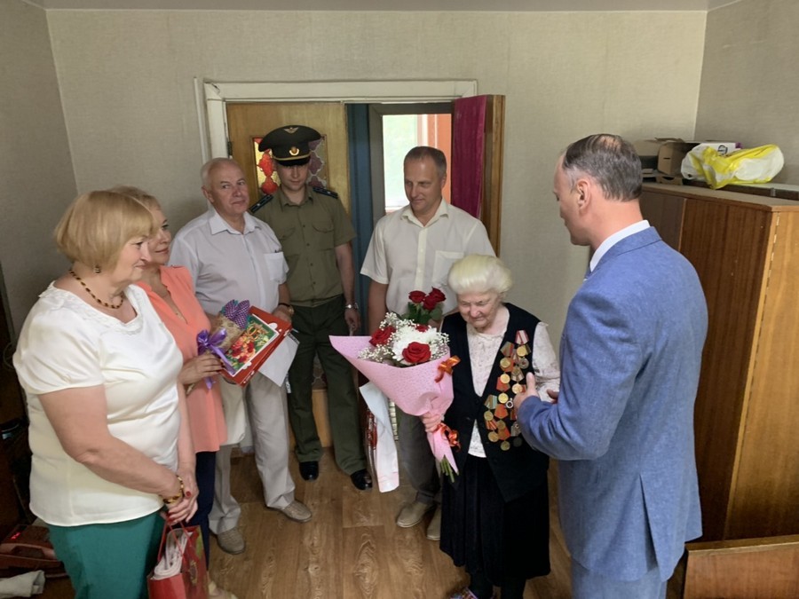 Представители различных организаций поздравили ветерана Великой Отечественной войны с юбилеем и наступающим Днем Независимости.