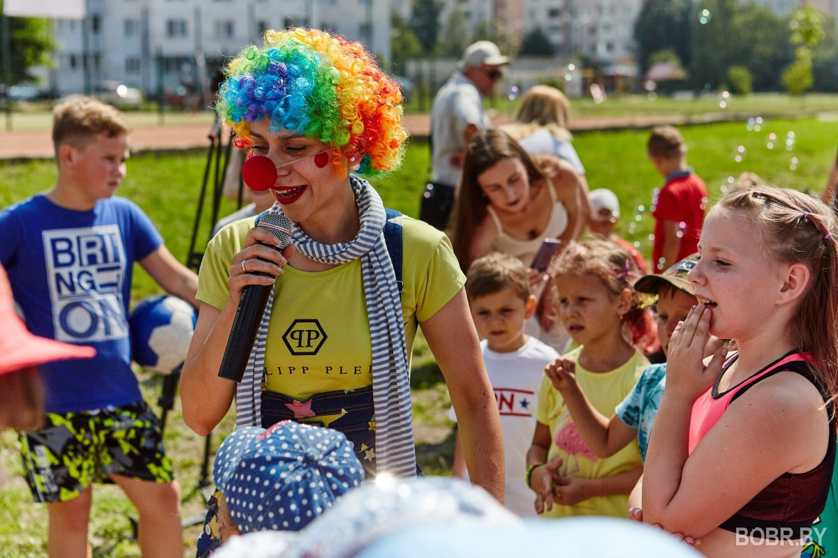 Детям — радость, а родителям — семейный досуг. Три игровых площадки подарены брендом «Сочный» городу Детям — радость, а родителям — семейный досуг. Три игровых площадки подарены брендом «Сочный» городу