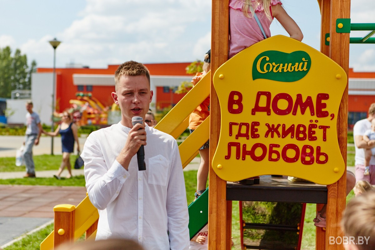 Детям — радость, а родителям — семейный досуг. Три игровых площадки подарены брендом «Сочный» городу Детям — радость, а родителям — семейный досуг. Три игровых площадки подарены брендом «Сочный» городу