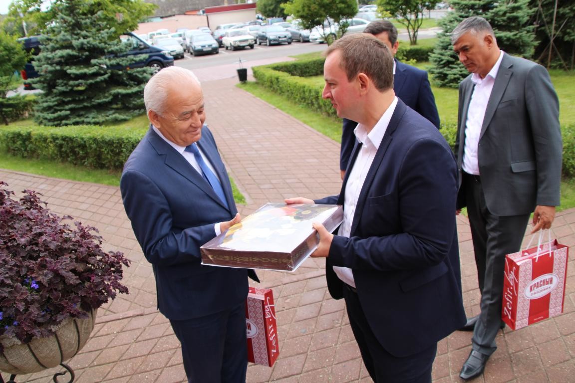 Делегации из Узбекистана показали, как делают бобруйский зефир Делегации из Узбекистана показали, как делают бобруйский зефир