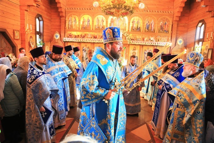 Божественная литургия в день престольного праздника храма в честь иконы Божией Матери «Целительница» Божественная литургия в день престольного праздника храма в честь иконы Божией Матери «Целительница»