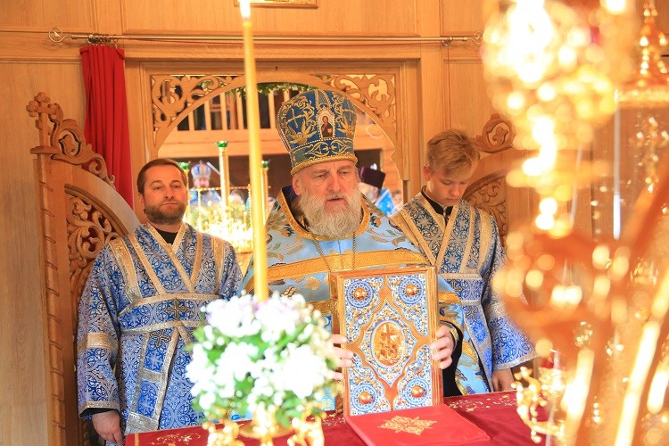 Божественная литургия в день престольного праздника храма в честь иконы Божией Матери «Целительница» Божественная литургия в день престольного праздника храма в честь иконы Божией Матери «Целительница»