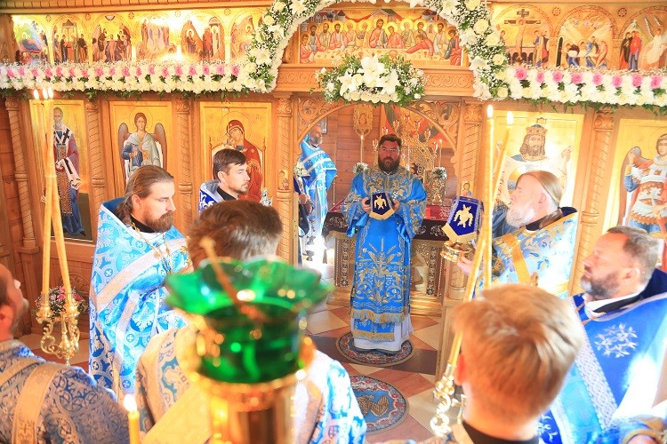 Божественная литургия в день престольного праздника храма в честь иконы Божией Матери «Целительница» Божественная литургия в день престольного праздника храма в честь иконы Божией Матери «Целительница»