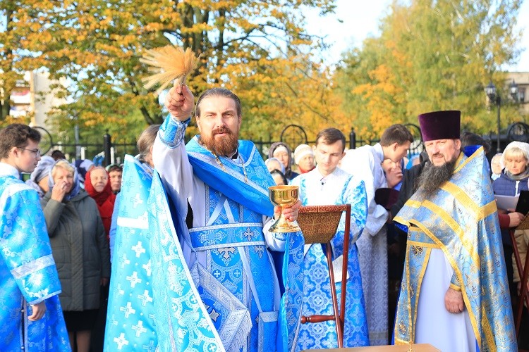 Божественная литургия в день престольного праздника храма в честь иконы Божией Матери «Целительница» Божественная литургия в день престольного праздника храма в честь иконы Божией Матери «Целительница»