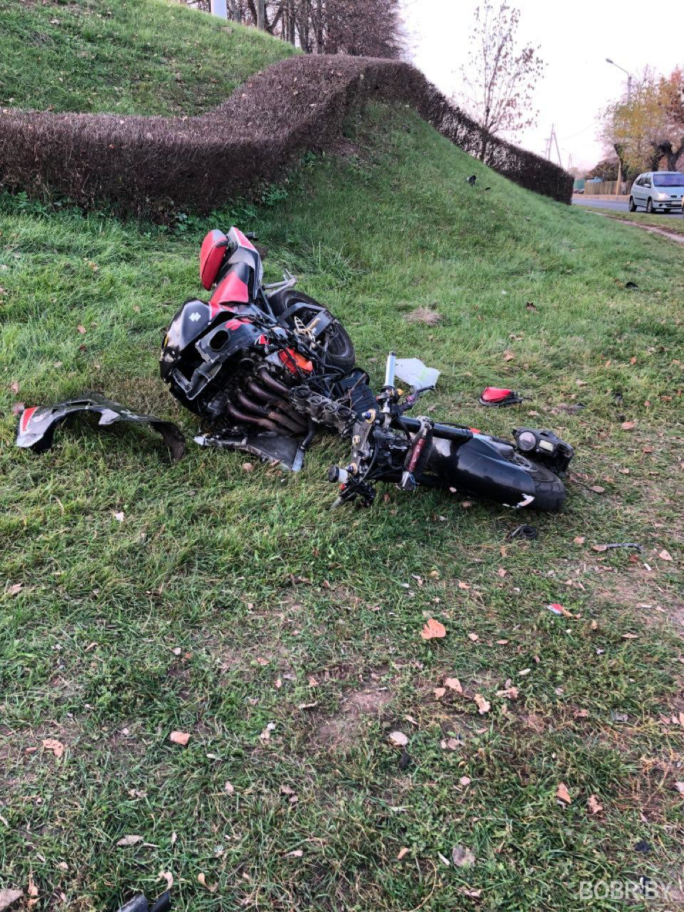 Мотоцикл после аварии. Разбитая Ямаха р1 красная.