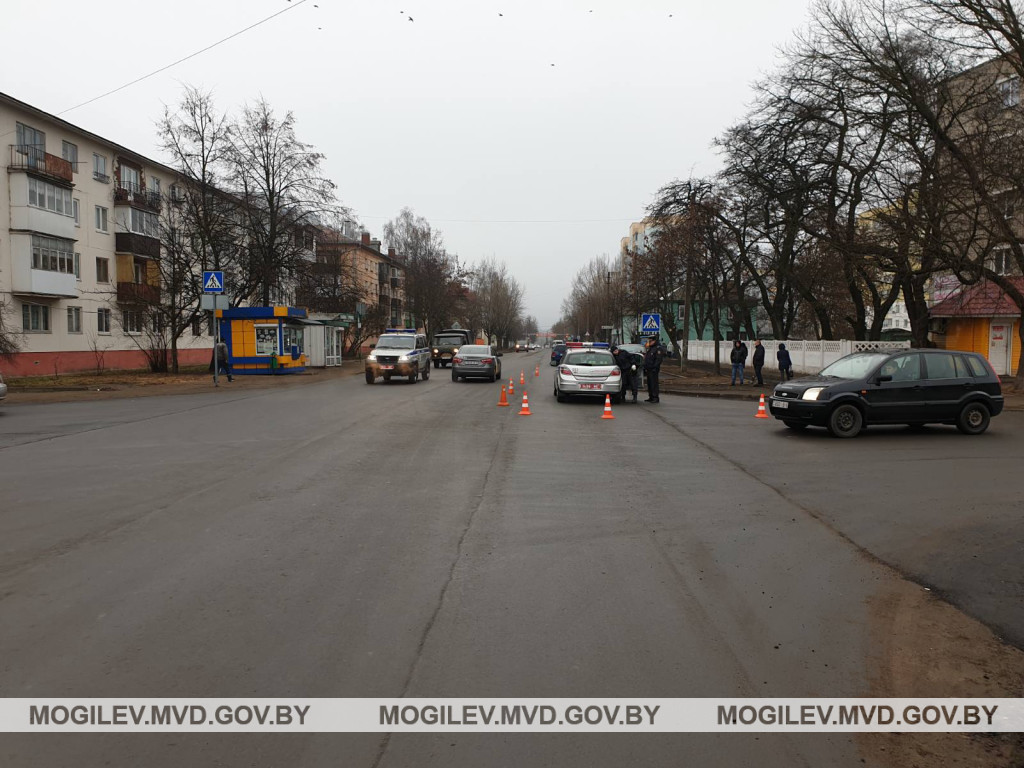 В Бобруйске водитель Renault совершил наезд на 6-летнюю девочку В Бобруйске водитель Renault совершил наезд на 6-летнюю девочку
