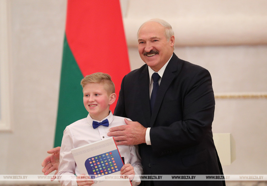 александр лукашенко вручил паспорт ученице бобруйской гимназии