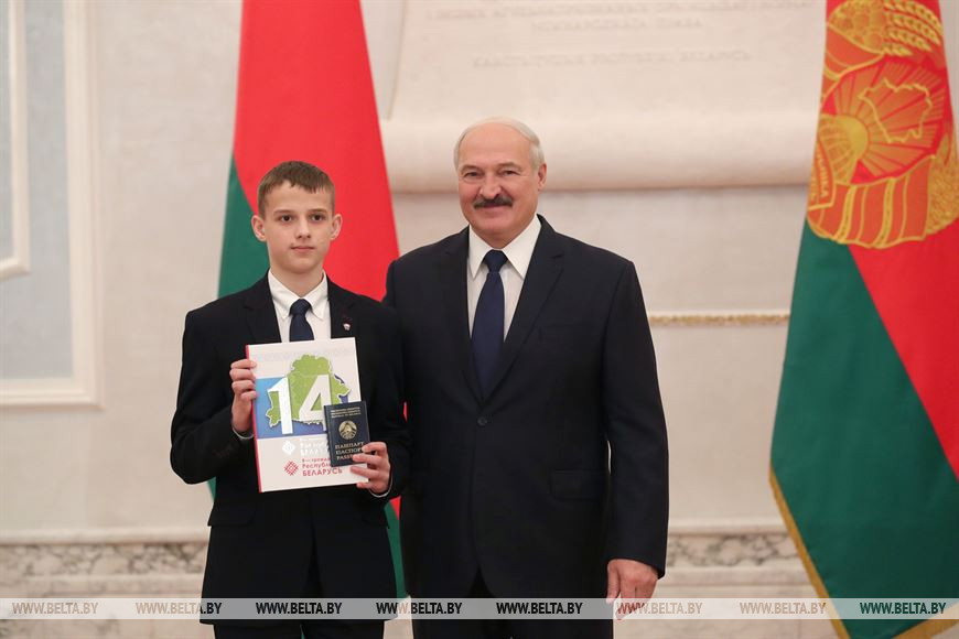 александр лукашенко вручил паспорт ученице бобруйской гимназии