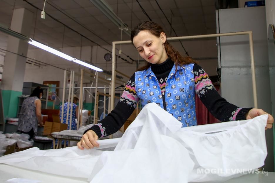 Каждый день - тысяча защитных костюмов и 200 тысяч масок. Фоторепортаж со Каждый день - тысяча защитных костюмов и 200 тысяч масок. Фоторепортаж со