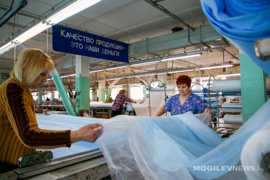 Каждый день - тысяча защитных костюмов и 200 тысяч масок. Фоторепортаж со Каждый день - тысяча защитных костюмов и 200 тысяч масок. Фоторепортаж со