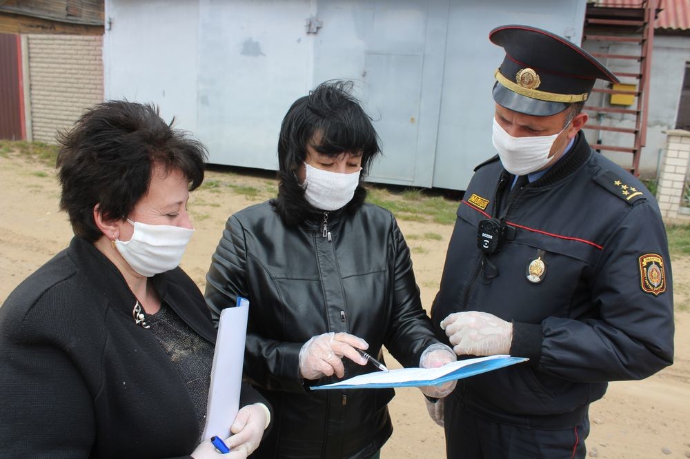 Как милиция и медработники проверяют жителей Бобруйского района, находящихся на самоизоляции