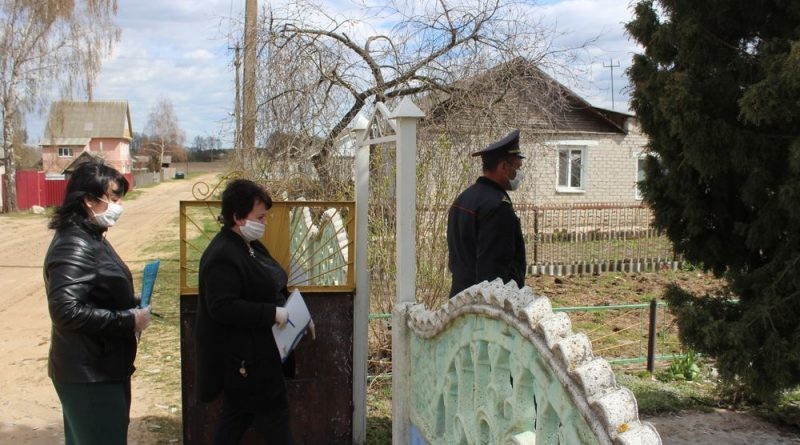 Как милиция и медработники проверяют жителей Бобруйского района, находящихся на самоизоляции