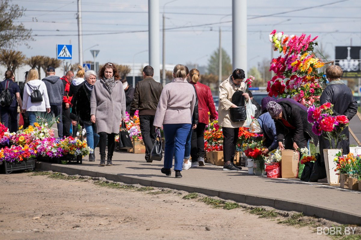 Радуница кладбище. Радуница Беларусь. Радуница картинки.