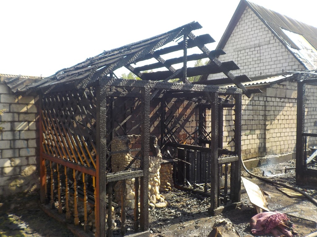 Пожар в Титовке: сгорела беседка и повреждён автомобиль