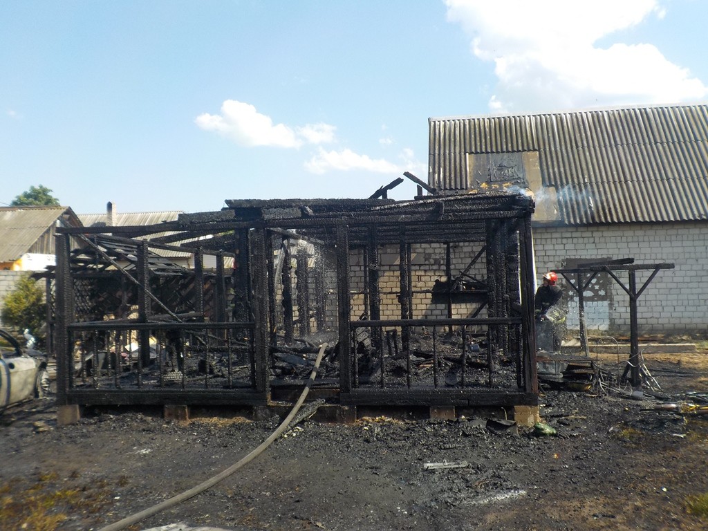 Пожар в Титовке: сгорела беседка и повреждён автомобиль