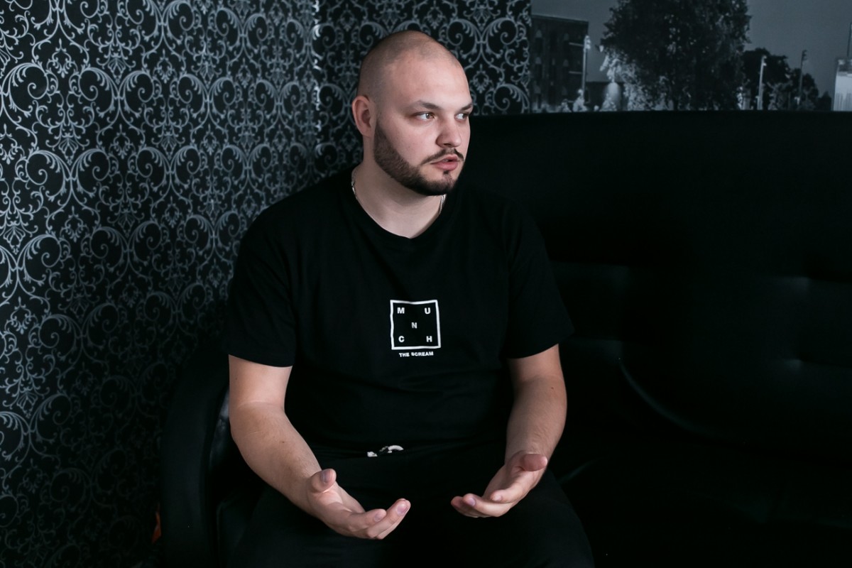 Включи на ютубе манюню. Пацаны шоу ютуб. Гарик харламов поперечный. Включи шоу пацана. Декстер блоггер.
