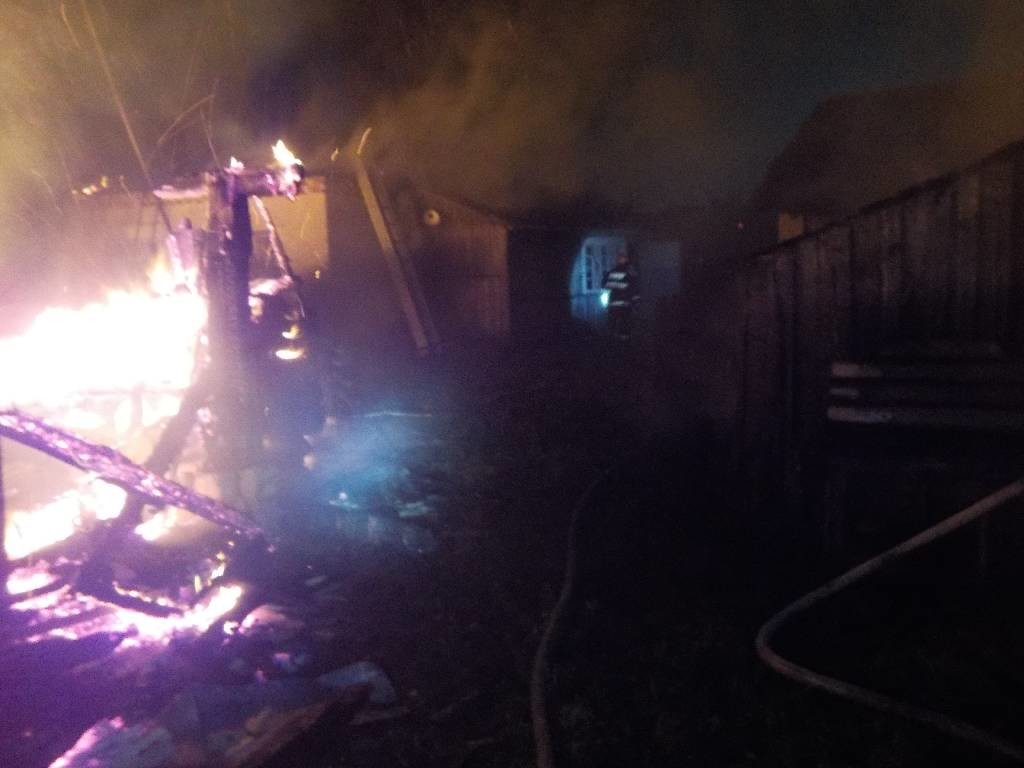 Пожар в деревне Бирча: сгорел сарай, повреждён дом