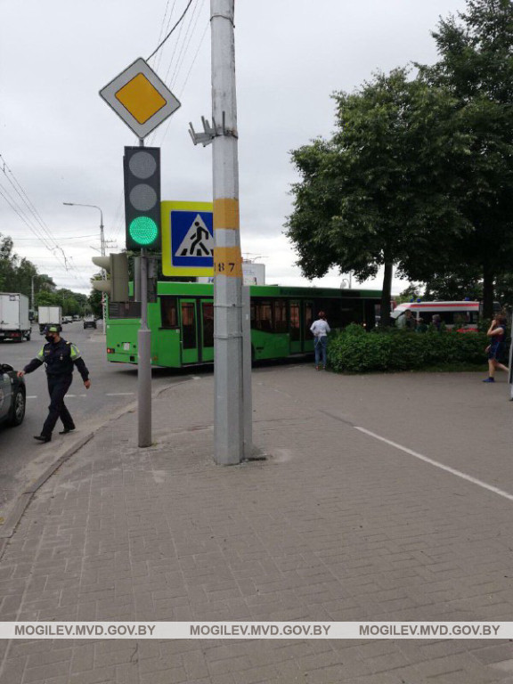 На Интернациональной автобус сбил ребёнка на велосипеде На Интернациональной автобус сбил ребёнка на велосипеде