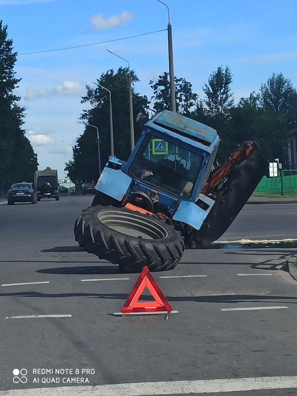 На перекрёстке Ленина-Георгиевского отвалилось колесо у трактора На перекрёстке Ленина-Георгиевского отвалилось колесо у трактора