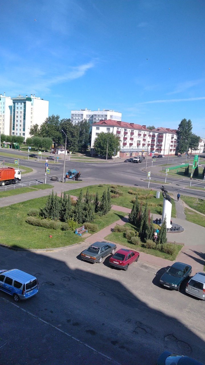 На перекрёстке Ленина-Георгиевского отвалилось колесо у трактора На перекрёстке Ленина-Георгиевского отвалилось колесо у трактора