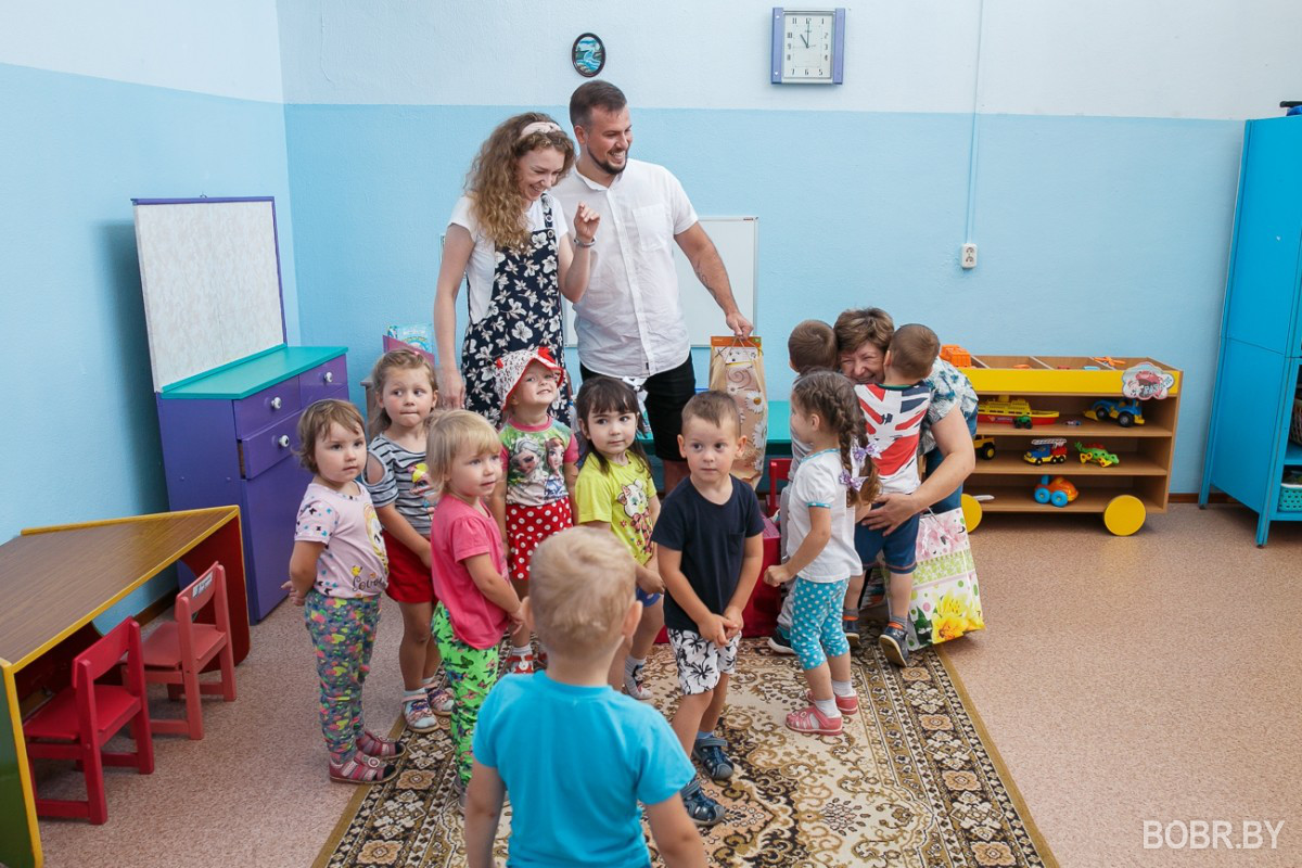 В Мышковичах молодожёнам вместо цветов дарили игрушки: они их передали в детский сад В Мышковичах молодожёнам вместо цветов дарили игрушки: они их передали в детский сад
