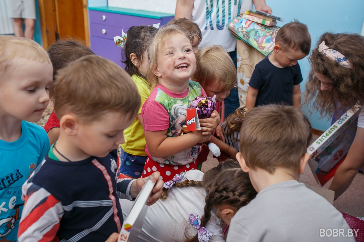 В Мышковичах молодожёнам вместо цветов дарили игрушки: они их передали в детский сад В Мышковичах молодожёнам вместо цветов дарили игрушки: они их передали в детский сад