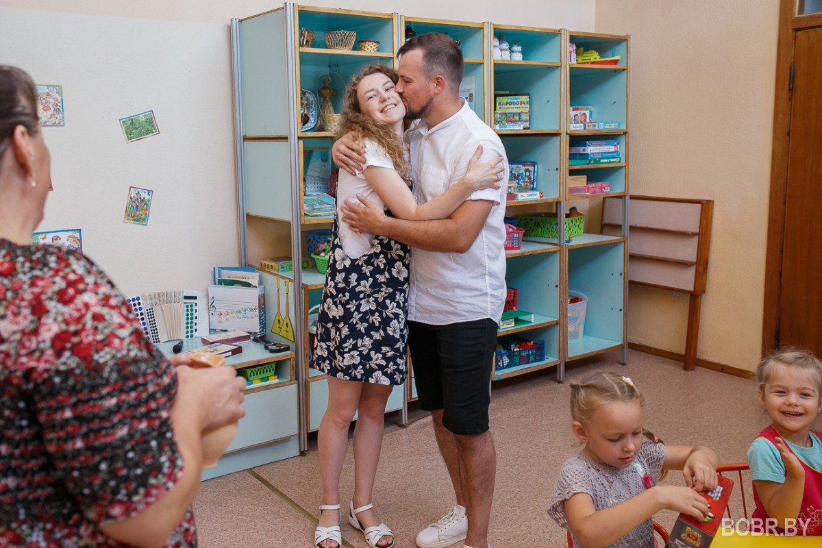 В Мышковичах молодожёнам вместо цветов дарили игрушки: они их передали в детский сад В Мышковичах молодожёнам вместо цветов дарили игрушки: они их передали в детский сад