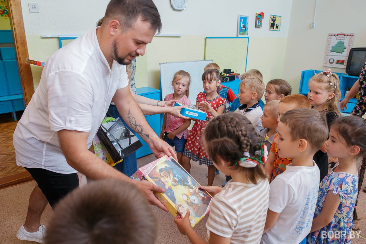 В Мышковичах молодожёнам вместо цветов дарили игрушки: они их передали в детский сад В Мышковичах молодожёнам вместо цветов дарили игрушки: они их передали в детский сад