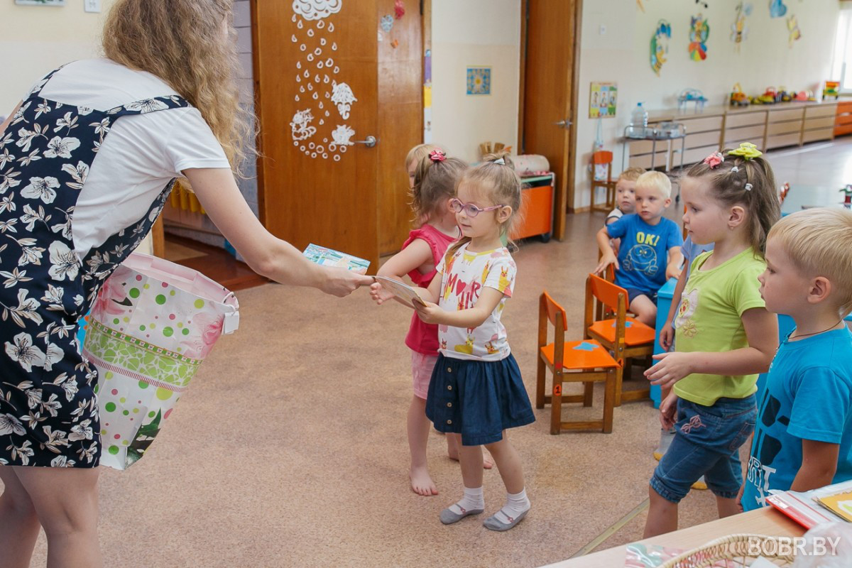 В Мышковичах молодожёнам вместо цветов дарили игрушки: они их передали в детский сад В Мышковичах молодожёнам вместо цветов дарили игрушки: они их передали в детский сад