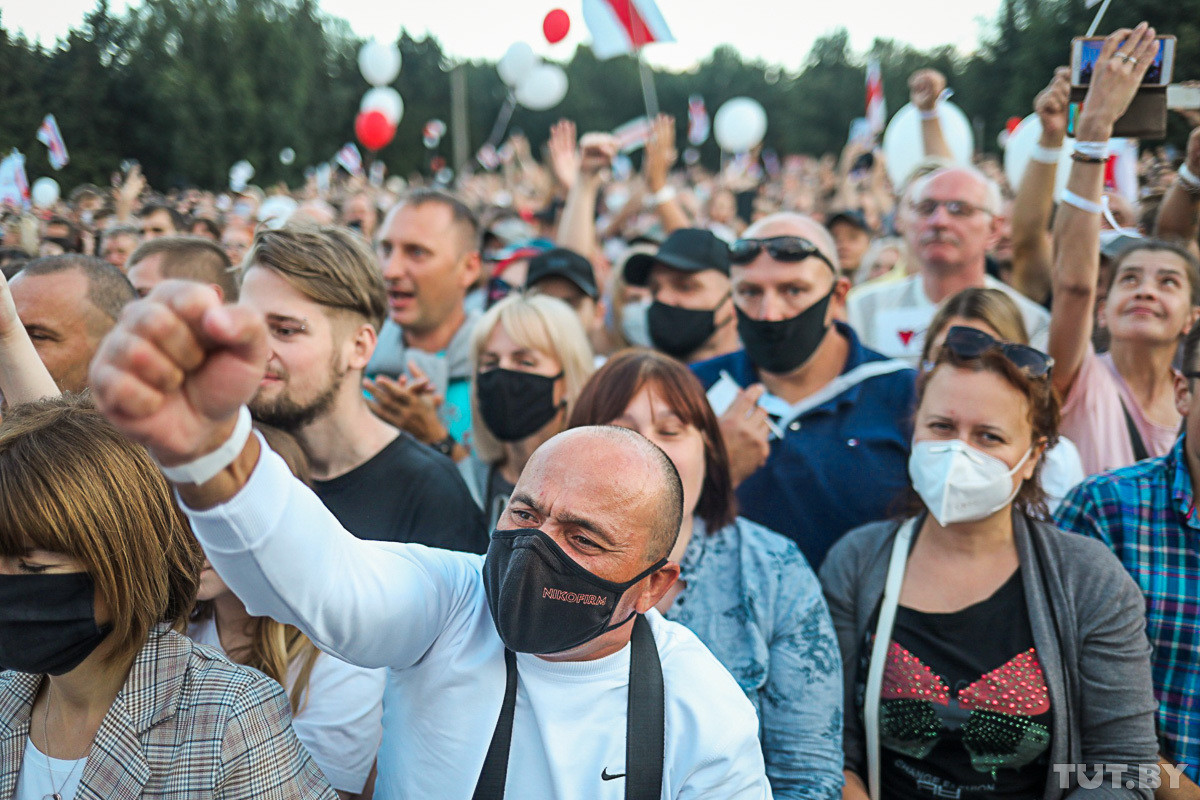 Десятки тысяч человек, слезы, песни, мечты о переменах: как в Минске прошел большой митинг Тихановской Десятки тысяч человек, слезы, песни, мечты о переменах: как в Минске прошел большой митинг Тихановской