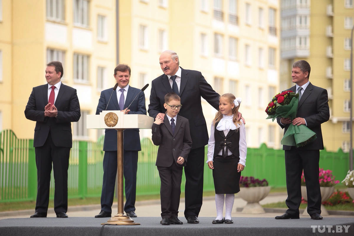 «Зарплата вырастет в два раза». Сравниваем обещания Лукашенко во всех его предвыборных программах «Зарплата вырастет в два раза». Сравниваем обещания Лукашенко во всех его предвыборных программах