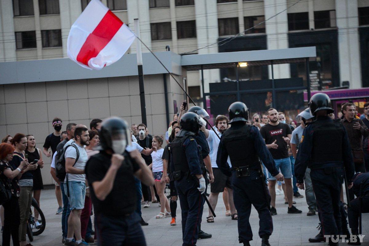 Как Беларусь протестовала в вечер выборов. Фотофакт Как Беларусь протестовала в вечер выборов. Фотофакт
