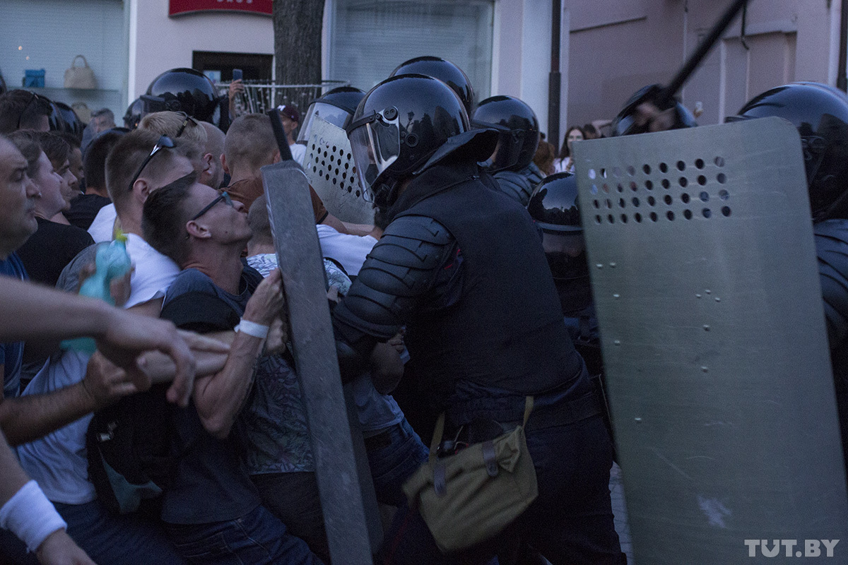 Как Беларусь протестовала в вечер выборов. Фотофакт Как Беларусь протестовала в вечер выборов. Фотофакт