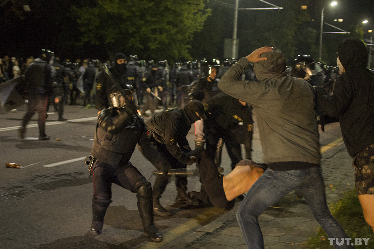 Как Беларусь протестовала в вечер выборов. Фотофакт Как Беларусь протестовала в вечер выборов. Фотофакт