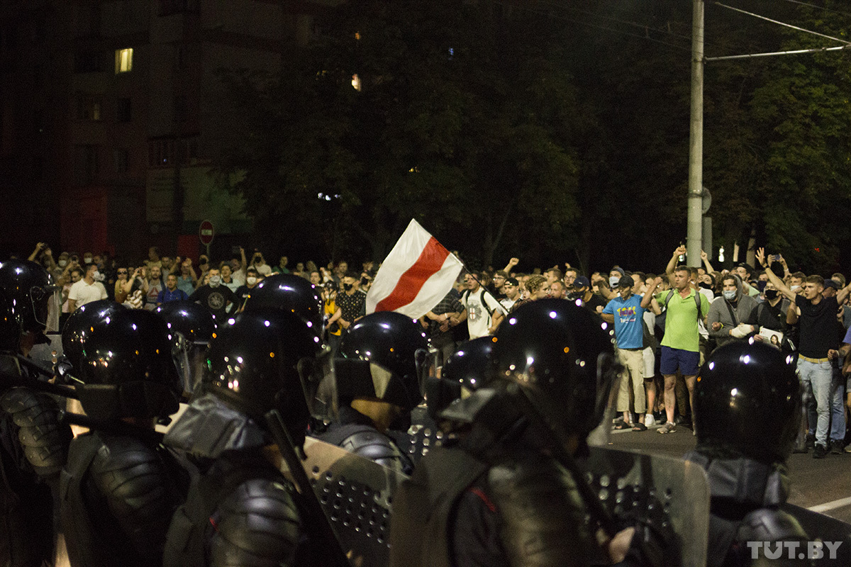 Как Беларусь протестовала в вечер выборов. Фотофакт Как Беларусь протестовала в вечер выборов. Фотофакт