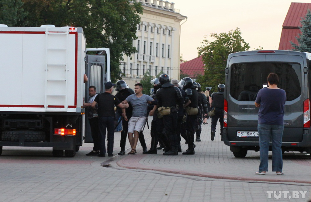 Как Беларусь протестовала в вечер выборов. Фотофакт Как Беларусь протестовала в вечер выборов. Фотофакт