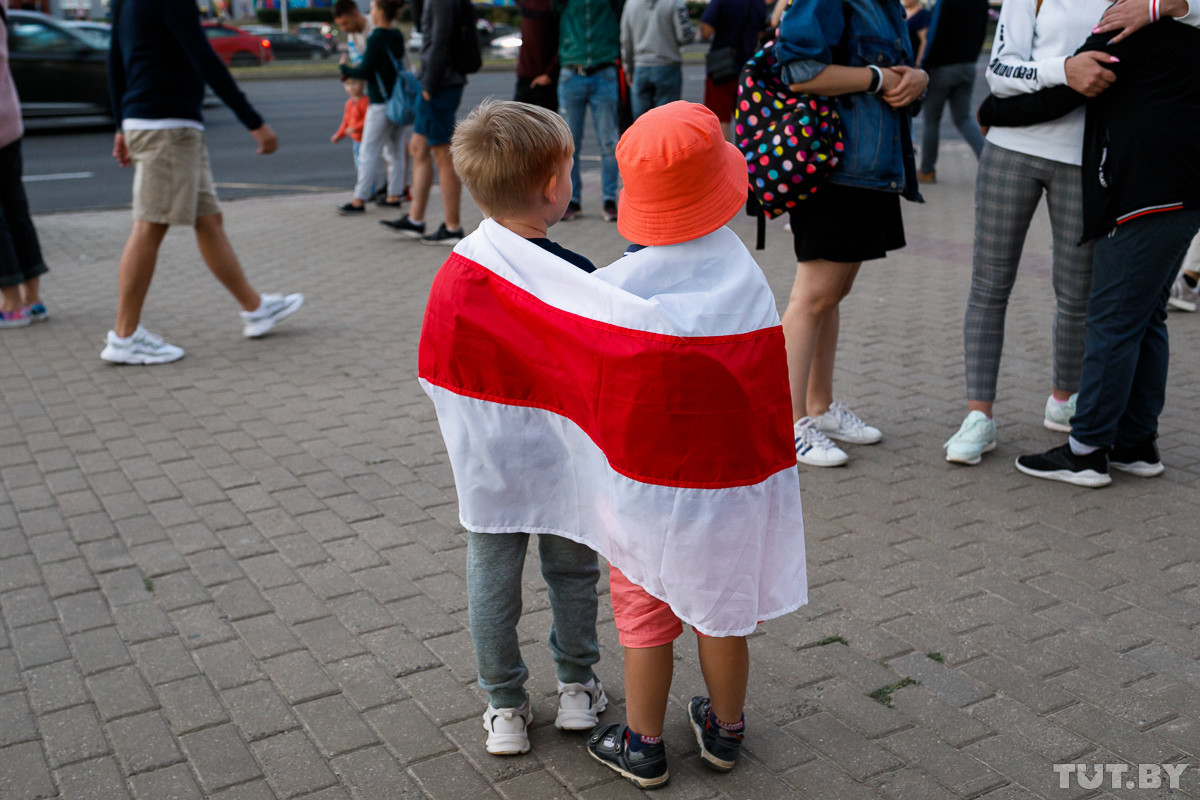 Силовики с оружием, избиение водителей и хапун во дворах. Третий день протестов в Минске — в фото и видео Силовики с оружием, избиение водителей и хапун во дворах. Третий день протестов в Минске — в фото и видео