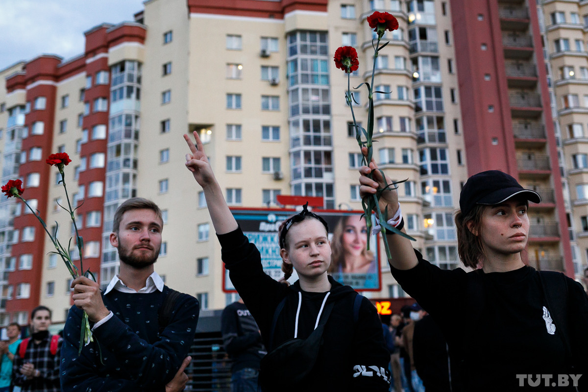Силовики с оружием, избиение водителей и хапун во дворах. Третий день протестов в Минске — в фото и видео Силовики с оружием, избиение водителей и хапун во дворах. Третий день протестов в Минске — в фото и видео