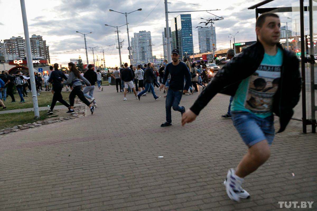 Силовики с оружием, избиение водителей и хапун во дворах. Третий день протестов в Минске — в фото и видео Силовики с оружием, избиение водителей и хапун во дворах. Третий день протестов в Минске — в фото и видео