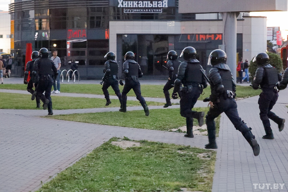 Силовики с оружием, избиение водителей и хапун во дворах. Третий день протестов в Минске — в фото и видео Силовики с оружием, избиение водителей и хапун во дворах. Третий день протестов в Минске — в фото и видео