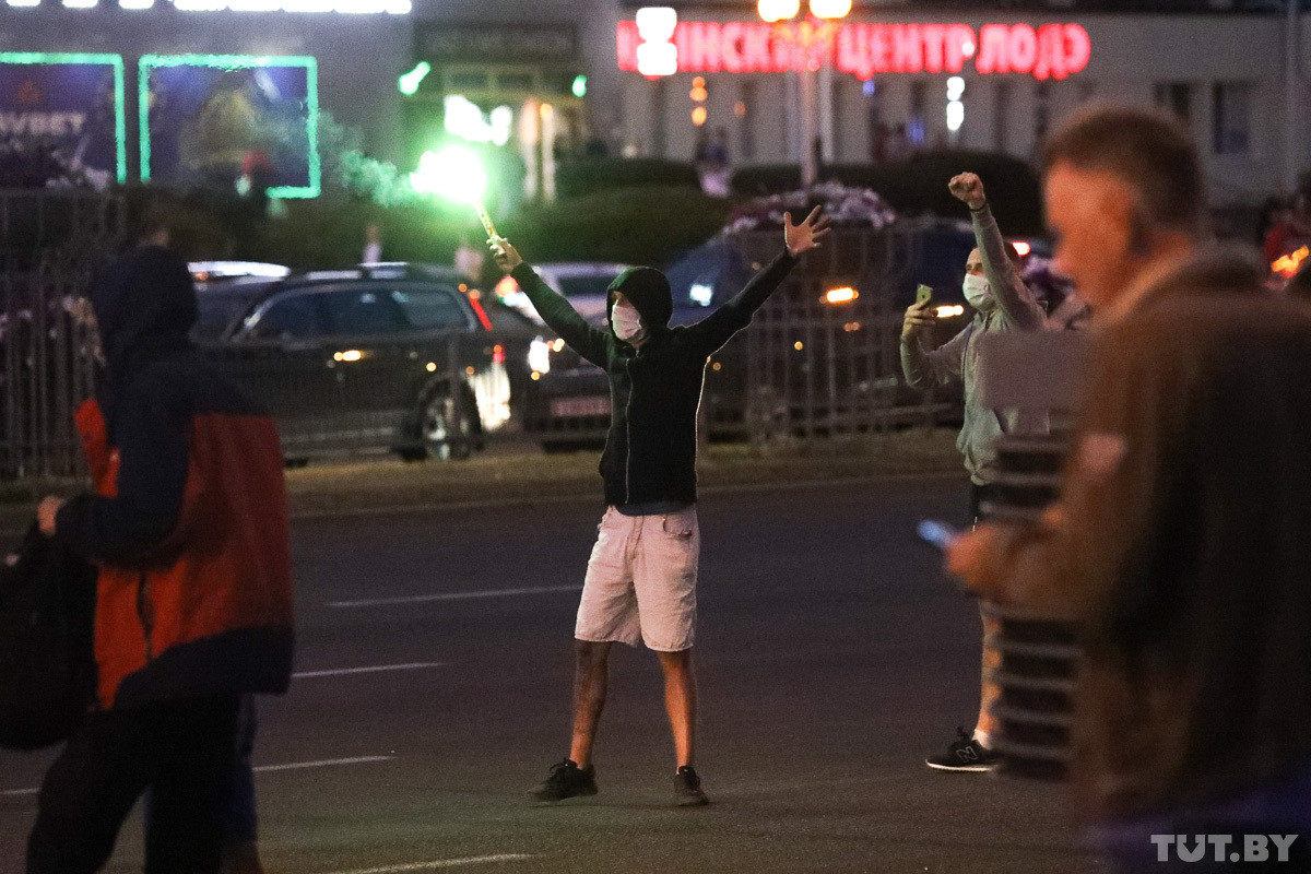 Силовики с оружием, избиение водителей и хапун во дворах. Третий день протестов в Минске — в фото и видео Силовики с оружием, избиение водителей и хапун во дворах. Третий день протестов в Минске — в фото и видео