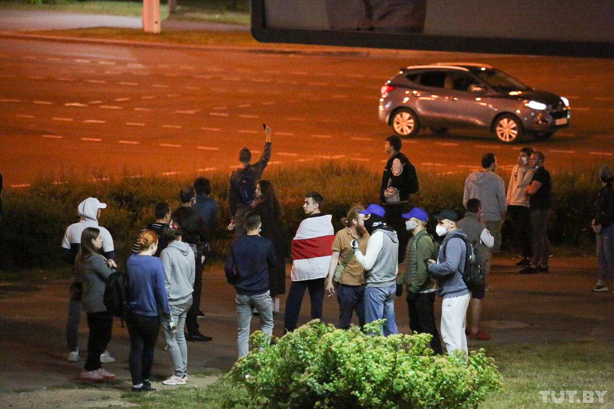 Силовики с оружием, избиение водителей и хапун во дворах. Третий день протестов в Минске — в фото и видео Силовики с оружием, избиение водителей и хапун во дворах. Третий день протестов в Минске — в фото и видео