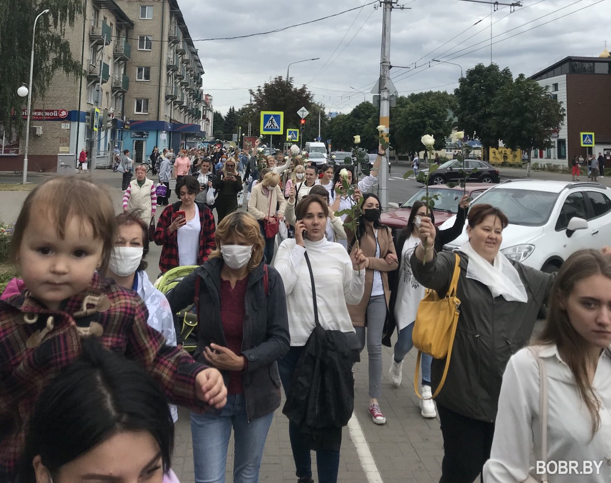 13 августа: девушки Бобруйска стоят в цепи солидарности против насилия. Фото и видео. Дополняется 13 августа: девушки Бобруйска стоят в цепи солидарности против насилия. Фото и видео. Дополняется