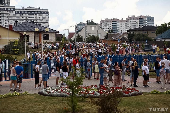 Более тысячи врачей, ученых, преподавателей требуют остановить насилие и освободить задержанных Более тысячи врачей, ученых, преподавателей требуют остановить насилие и освободить задержанных