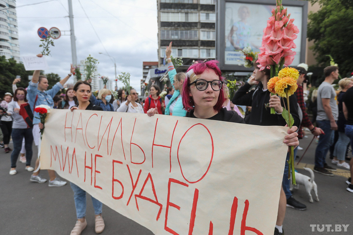 Тысячи девушек с цветами, солидарность медиков и «грустный» министр. Четвертый день протестов — в фото Тысячи девушек с цветами, солидарность медиков и «грустный» министр. Четвертый день протестов — в фото
