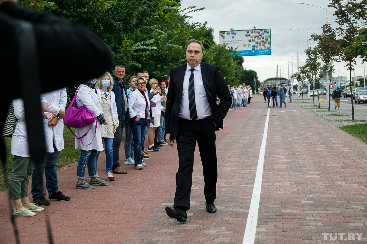 Тысячи девушек с цветами, солидарность медиков и «грустный» министр. Четвертый день протестов — в фото Тысячи девушек с цветами, солидарность медиков и «грустный» министр. Четвертый день протестов — в фото