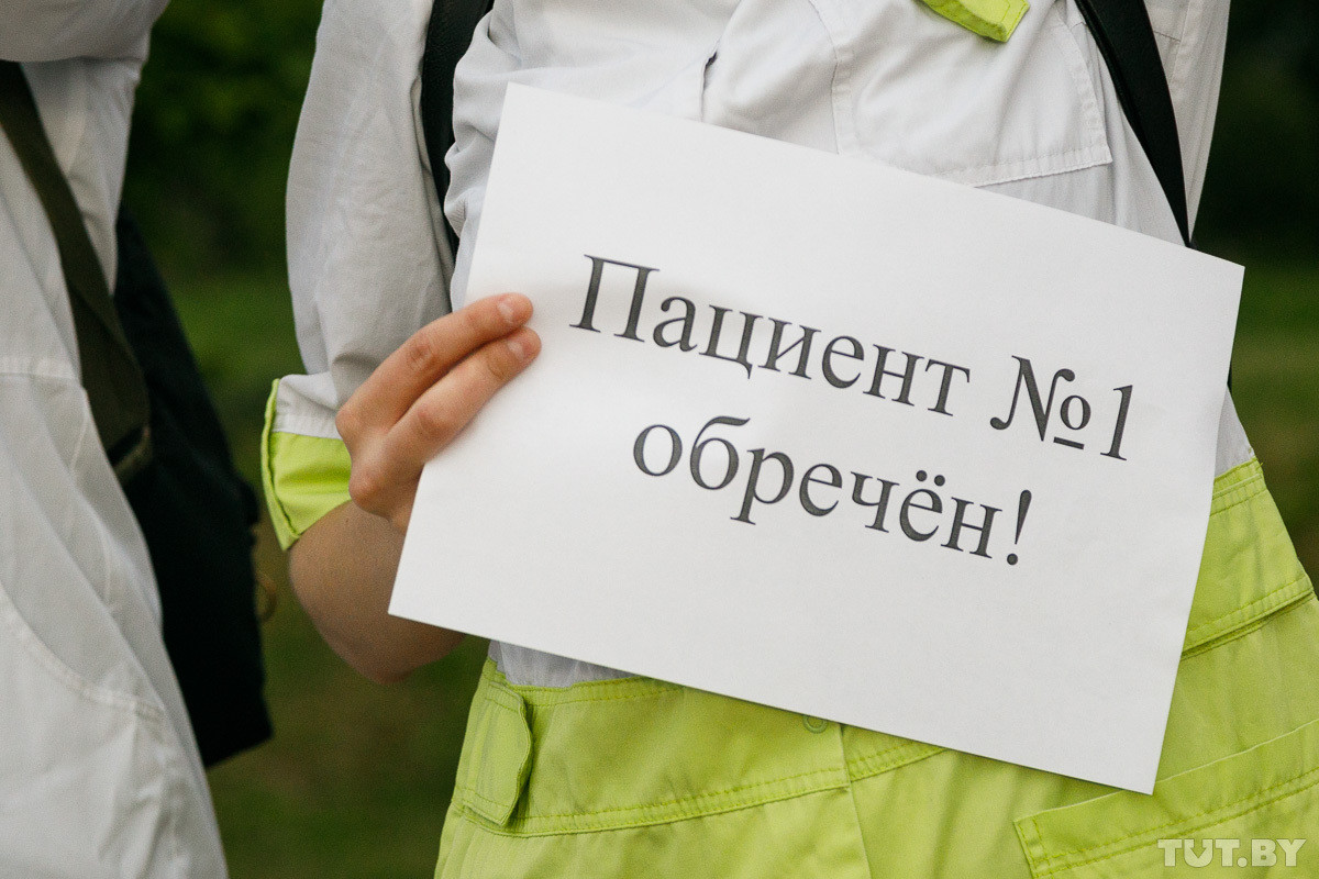 Тысячи девушек с цветами, солидарность медиков и «грустный» министр. Четвертый день протестов — в фото Тысячи девушек с цветами, солидарность медиков и «грустный» министр. Четвертый день протестов — в фото
