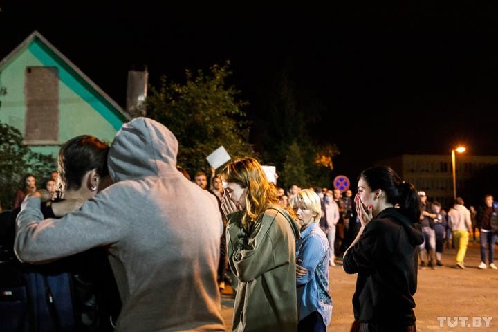 «Поставили автоматы к головам, и всё — и привезли сюда». Из ЦИП на Окрестина начали выпускать задержанных «Поставили автоматы к головам, и всё — и привезли сюда». Из ЦИП на Окрестина начали выпускать задержанных