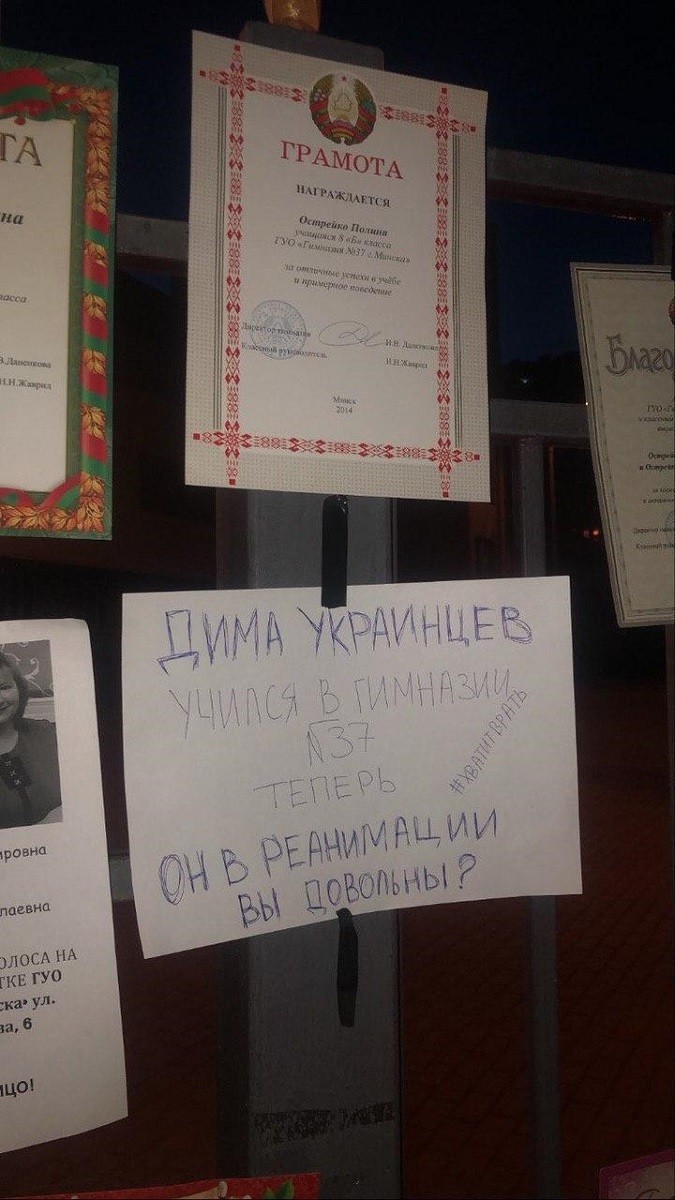 Люди несут свои грамоты, медали, цветы и венки к школам и гимназиям, где были избирательные участки Люди несут свои грамоты, медали, цветы и венки к школам и гимназиям, где были избирательные участки
