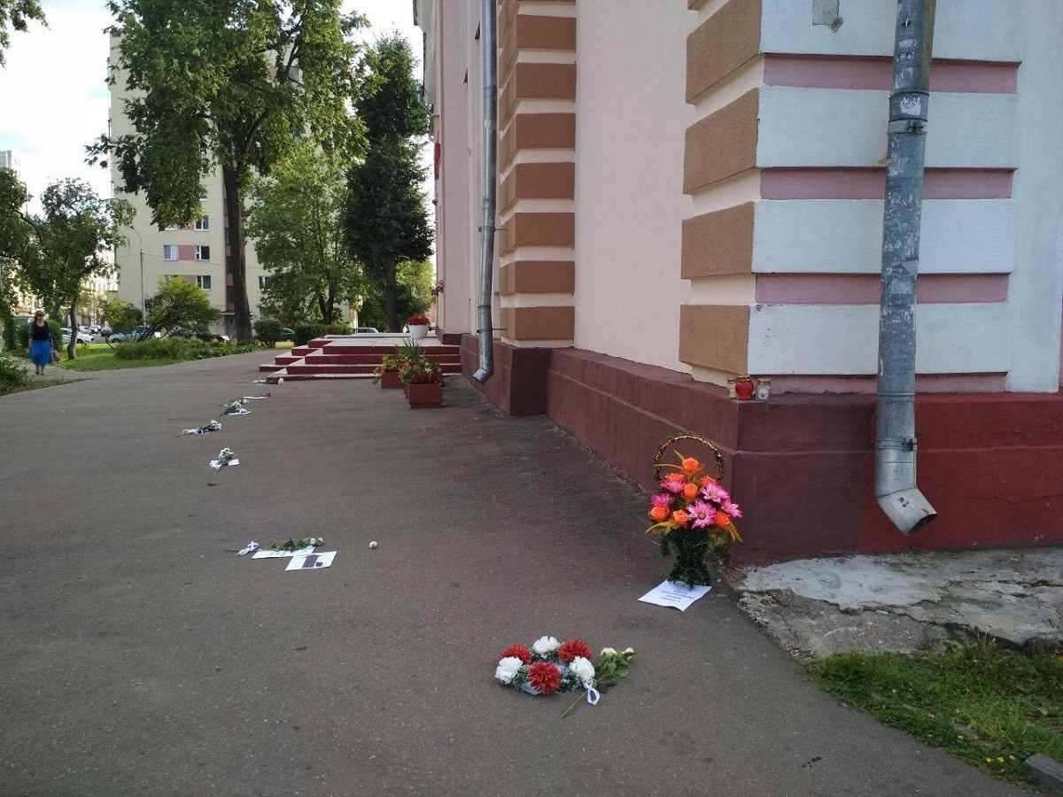 Люди несут свои грамоты, медали, цветы и венки к школам и гимназиям, где были избирательные участки Люди несут свои грамоты, медали, цветы и венки к школам и гимназиям, где были избирательные участки